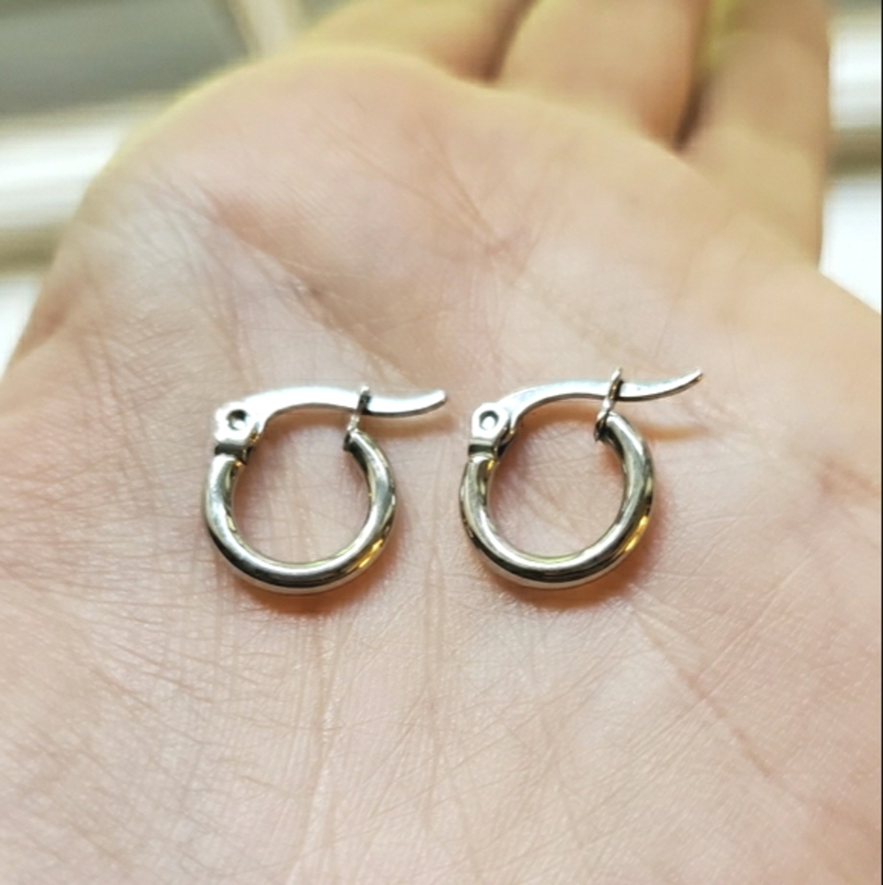 NWOT 10mm Silver Mini Hoop Earrings - Picture 3 of 9